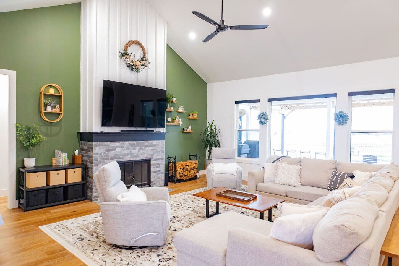 Smart TV, chimenea, estéreo, oficina