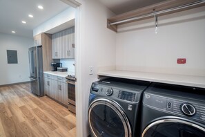 Fridge, microwave, oven, stovetop - Chugach Naswik Suites (Valdez)