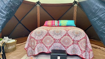 Tienda de campaña romántica, hidromasaje, vista parcial al lago | 1 habitación, ropa de cama de alta calidad y camas con pillow-top