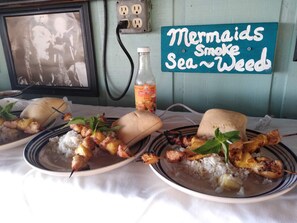 Outdoor dining - The Lodge at Runaway Bay (Seville)