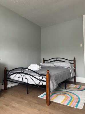 2 slaapkamers, een strijkplank/strijkijzer, gratis wifi, beddengoed