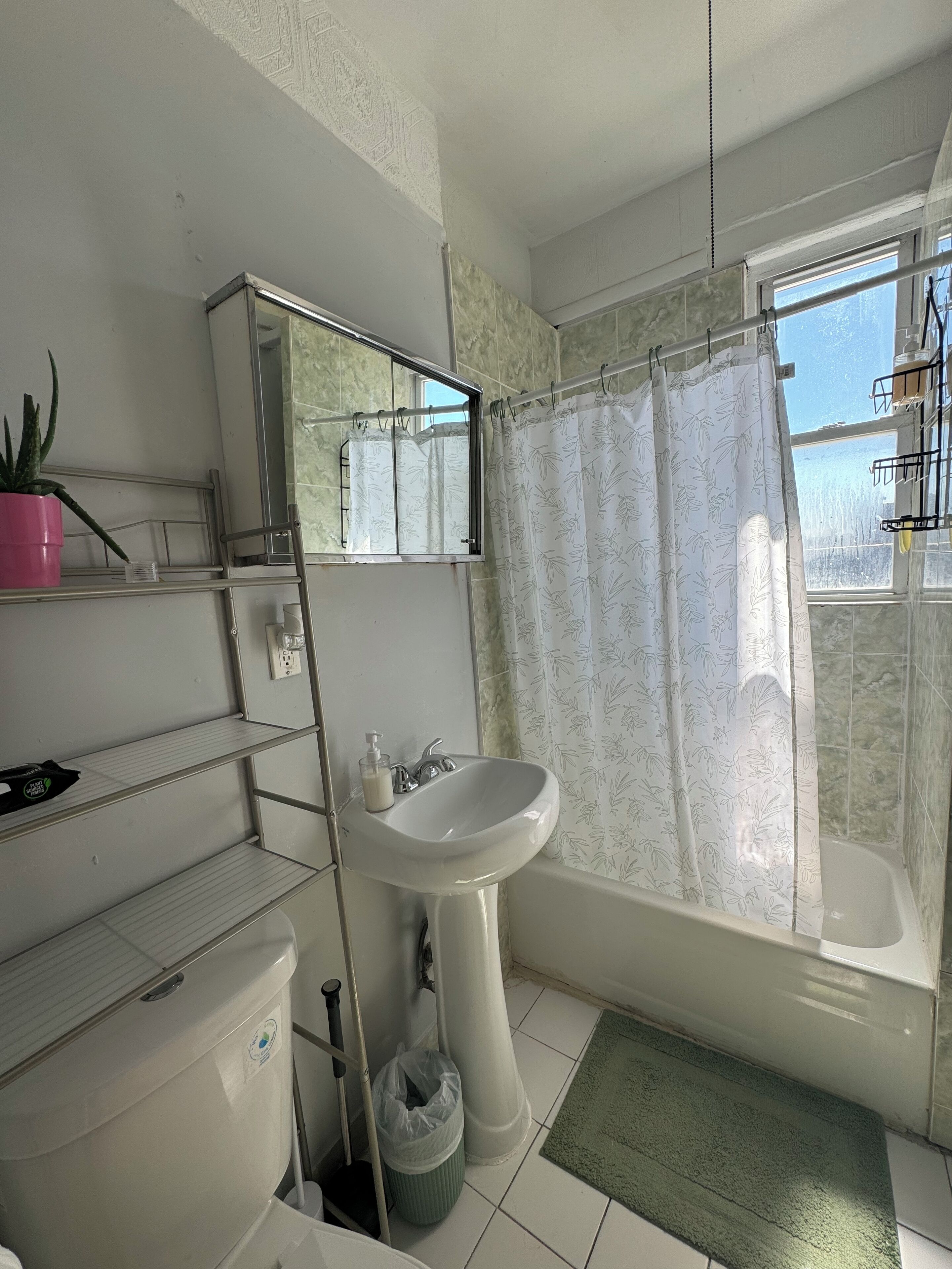 Douche, sèche-cheveux, serviettes fournies, savon