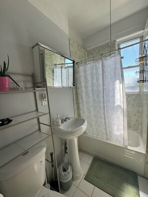 Suihku, hiustenkuivaaja, pyyhkeet, saippua