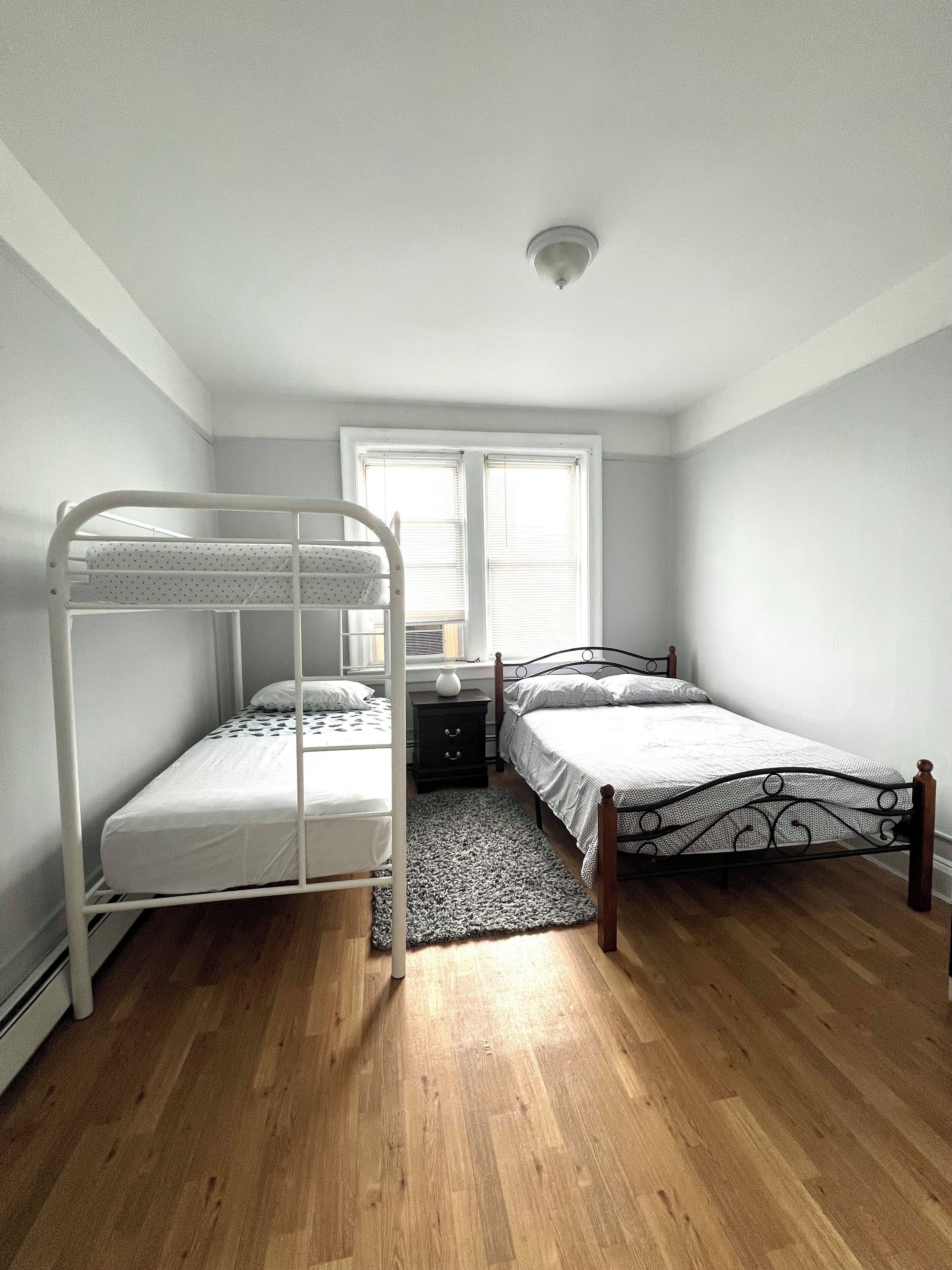 2 slaapkamers, een strijkplank/strijkijzer, gratis wifi, beddengoed