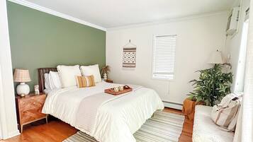 3 bedrooms, desk, iron/ironing board, travel crib