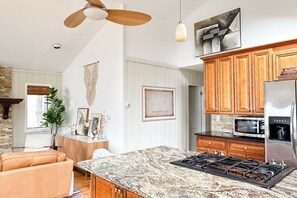 Jääkaappi, mikroaaltouuni, uuni, liesi