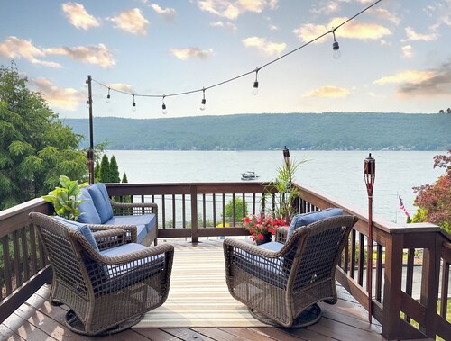 Charming 3-BR house: Lake Views, Firepit, Ping Pong, & Kayaks in Greenwood Lake