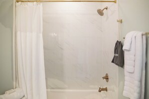 Haartrockner, Handtücher, Seife, Shampoo
