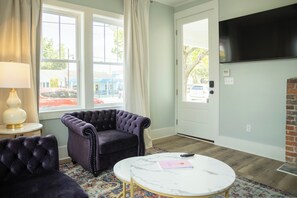 Smart TV - On Government St! Walk to restaurants, bars & shopping! The Vincent B (Ocean Springs)