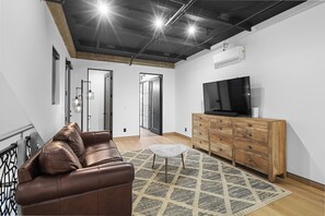 Smart TV, printers - NEW & LUX Concrete Home: Minutes from the Beach +Garage (Long Beach)