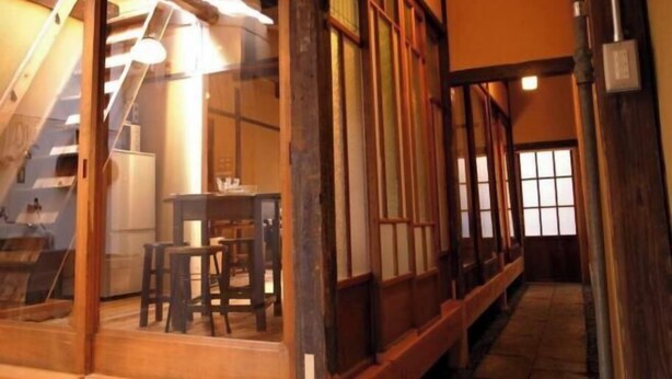 A traditional Japanese room with tatami flooring, sliding doors, and a low wooden ceiling. - Higashi Matsuyacho West (Kyoto)