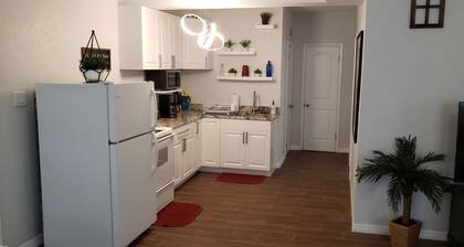 Charming Caribbean 1-bedroom roomy Apartment in amazing Downtown Sanford