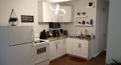 Charming Caribbean 1-bedroom roomy Apartment in amazing Downtown Sanford