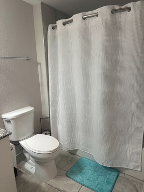 Sèche-cheveux, serviettes fournies, savon, shampoing