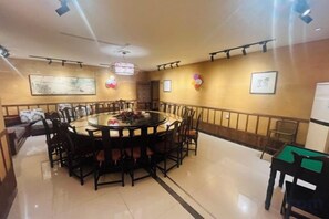 A conference room with a round table, chairs, and a whiteboard. - Xinyu Holiday Hotel (Huangshan Tunxi) (Huangshan City)