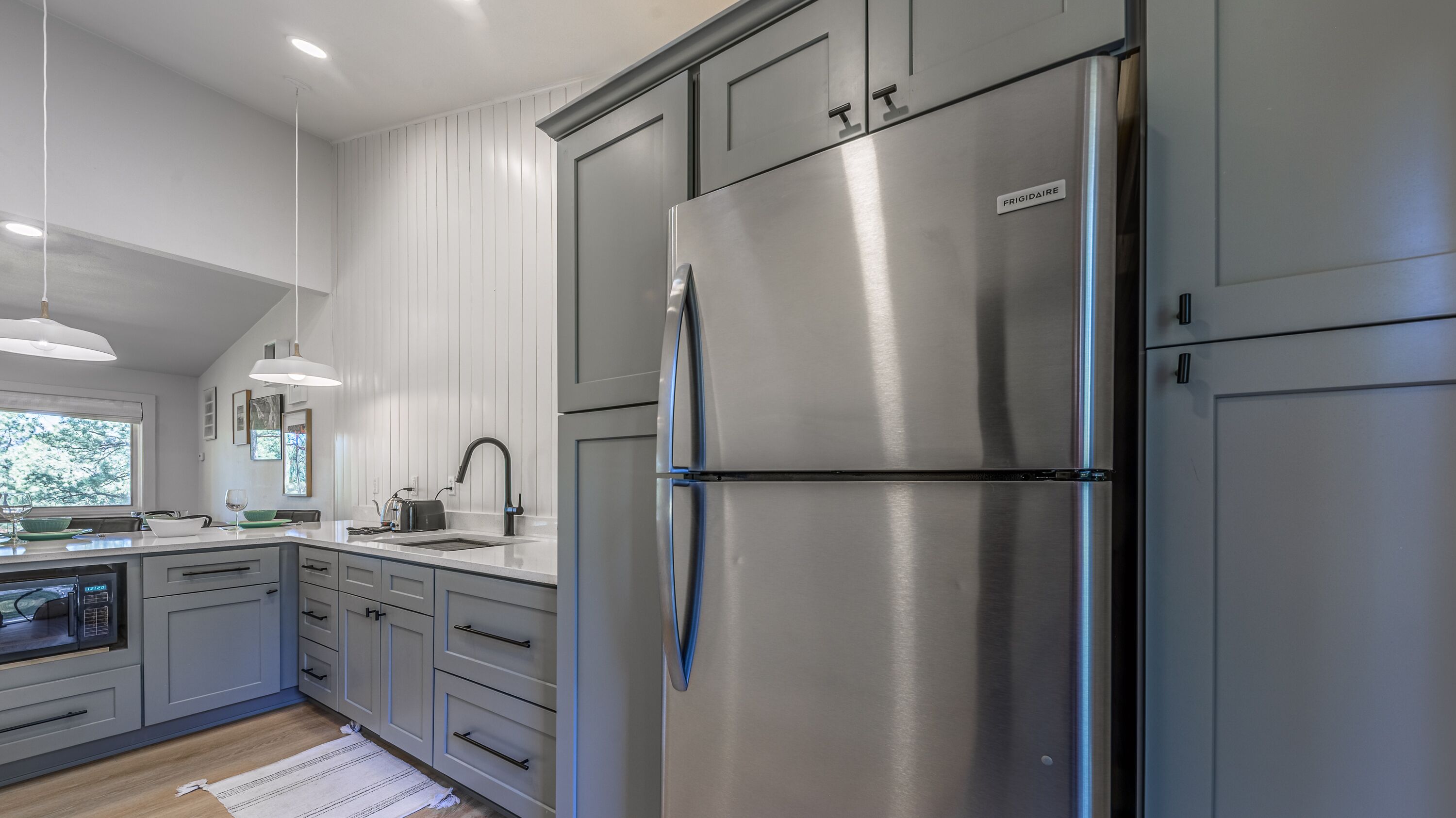 Réfrigérateur, micro-ondes, four, plaque de cuisson