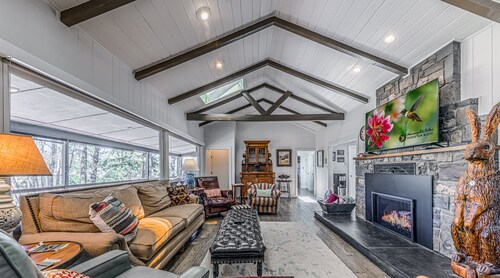 Hill Top Mountain View: with hot tub, pet friendly fenced yard