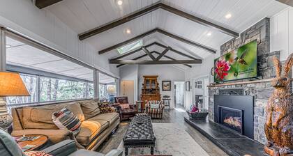 Hill Top Mountain View: with hot tub, pet friendly fenced yard