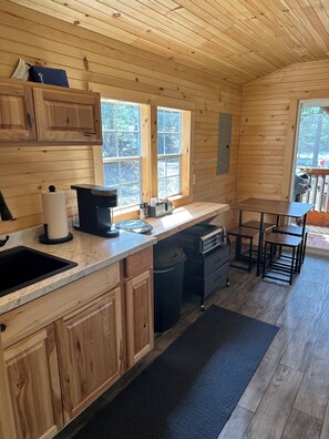 Kjøleskap, mikrobølgeovn, kokeplater og kaffetrakter/tekoker