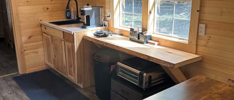 Réfrigérateur, micro-ondes, plaque de cuisson, cafetiÚre/bouilloire