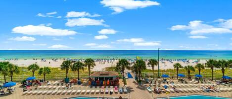 Innendørsbasseng og et oppvarmet basseng