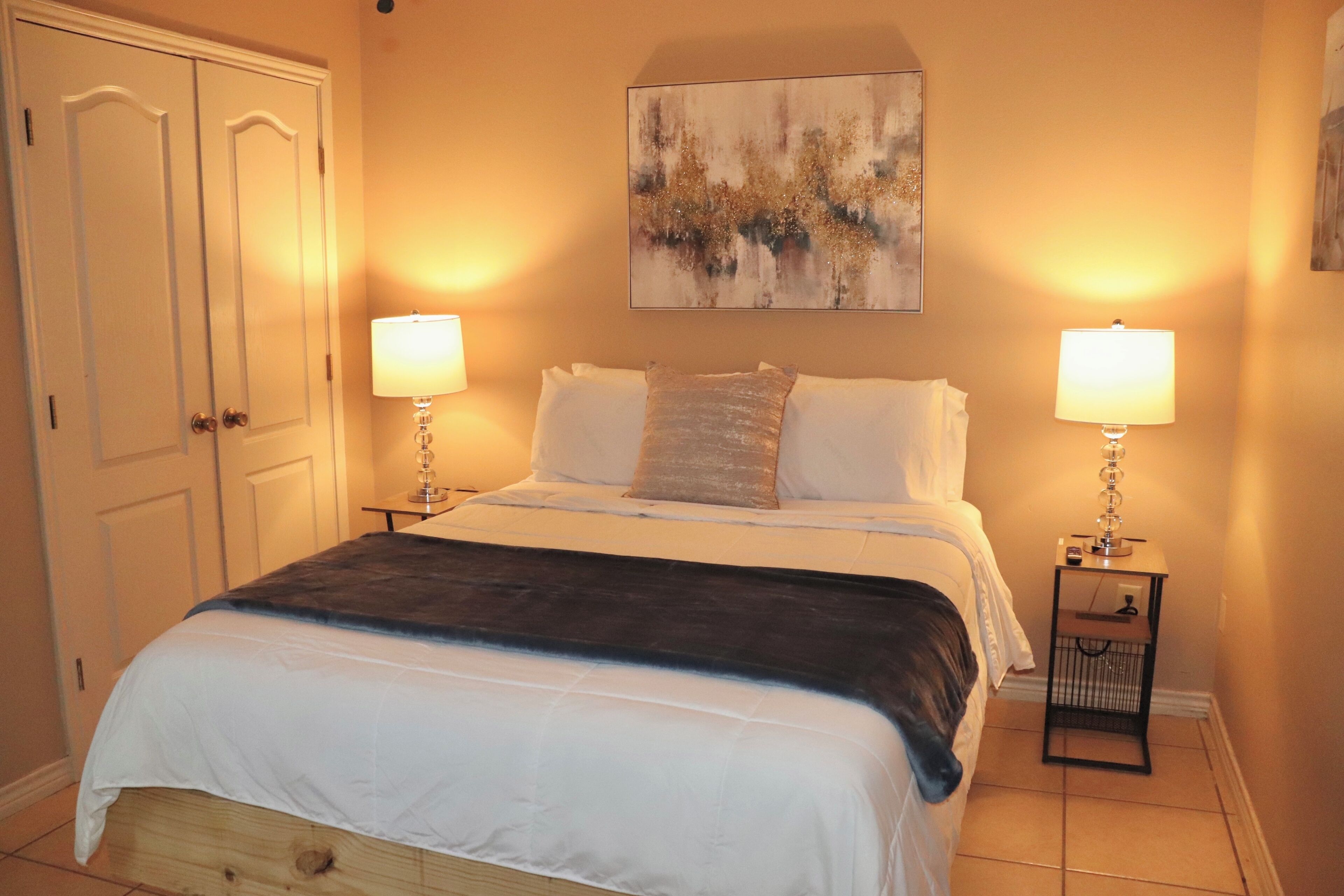 1 soverom, skrivebord, strykejern/-brett og wi-fi (inkludert)