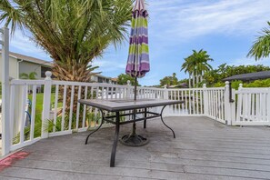 Outdoor dining - Waterfront Living, Stunning Sunsets, Community Pool - Condo Amber Sunset - Roelens (Cape Coral)