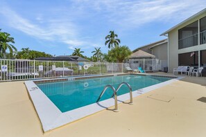 A heated pool - Waterfront Living, Stunning Sunsets, Community Pool - Condo Amber Sunset - Roelens (Cape Coral)