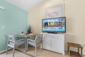 Dining - Waterfront Living, Stunning Sunsets, Community Pool - Condo Amber Sunset - Roelens (Cape Coral)