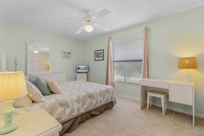 2 bedrooms, iron/ironing board, free WiFi, bed sheets - Waterfront Living, Stunning Sunsets, Community Pool - Condo Amber Sunset - Roelens (Cape Coral)