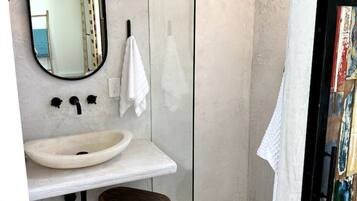 Bruser, hårtørrer, håndklæder, Sæbe