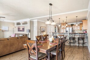 Dining - Great Lake Views in Spacious Luxury Condo at Treehouse 1402! Free Tickets to Branson Attractions! (Branson)