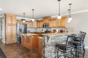 Fridge, microwave, oven, stovetop - Great Lake Views in Spacious Luxury Condo at Treehouse 1402! Free Tickets to Branson Attractions! (Branson)