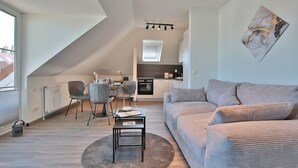 Een modern loft appartement met een eethoek, keuken en woonkamer.