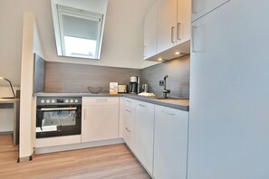 Fridge, microwave, oven, stovetop - Haus Augustushof - Haus Augustushof, apartment no. 13 (Scharbeutz)