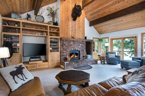 テレビ、暖炉、卓球台、書斎 / ワークスペース