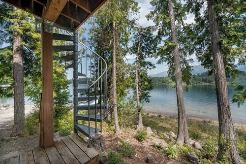 Private access to Swan Lake, hot tub, dock