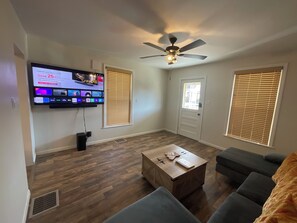 スマートテレビ、暖炉、書庫