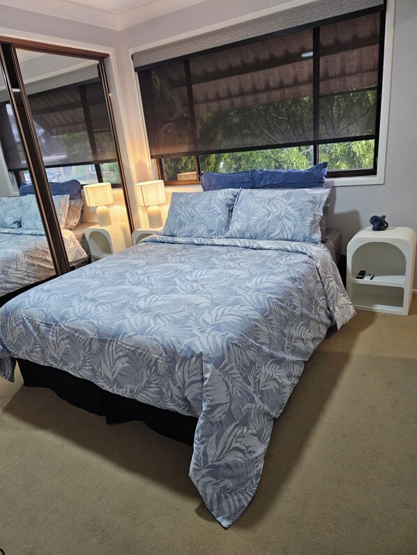 6 chambres, bureau, fer et planche à repasser, lit parapluie