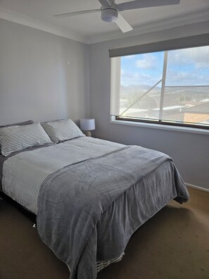 6 bedrooms, desk, iron/ironing board, travel crib
