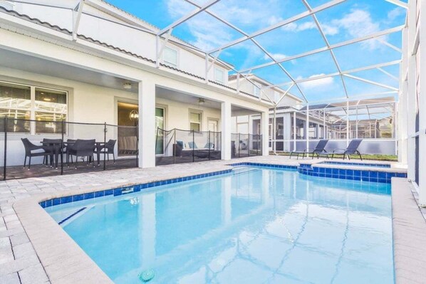 Una piscina techada, una piscina climatizada