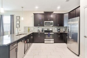 Refrigerador, microondas, horno, placa de cocina