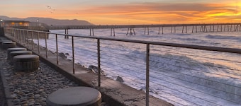 Modern Coastal 2B1B • Remodeled • Walk to Pier • Backyard • Free Parking