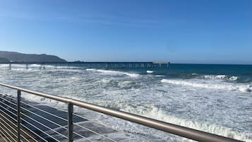 Playa en los alrededores y camastros