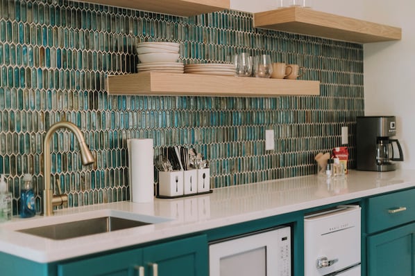 Kühlschrank, Mikrowelle, Wasserkocher mit Kaffee-/Teezubehör