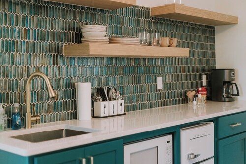 On Government St! Walk to restaurants, bars & shopping! The Vincent C