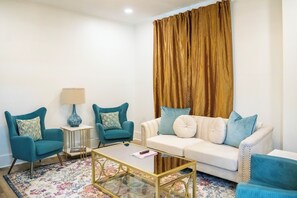 Smart TV - On Government St! Walk to restaurants, bars & shopping! The Vincent C (Ocean Springs)