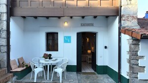 A white building with a sign reading "LA CASITA" and a blue sign with "VV".