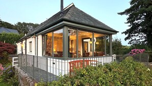 A cozy, single-story house with a large porch and a chimney. - Pembroke Cottage -  A short stroll from Cartmel Village (Cartmel)
