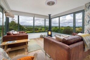 TV, fireplace, books - Pembroke Cottage -  A short stroll from Cartmel Village (Cartmel)